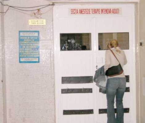 Copilul accidentat de două maşini este în comă profundă